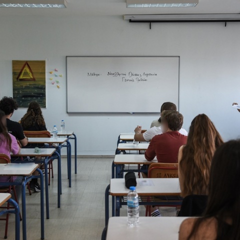 Υποψήφιοι των πανελληνίων εξετάσεων σε σχολείο έτοιμοι να γράψουν στα τετράδιά τους