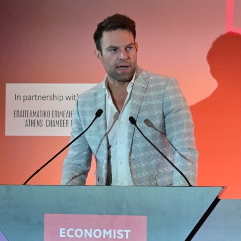 Από τις κεντροαριστερές αυταπάτες στη συμμαχία με το πολιτικό κέντρο 