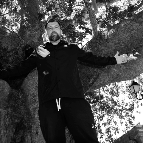 Anser: Συνέντευξη με τον ράπερ από τη Σπάρτη για τα νέα τραγούδια του, τη μουσική και τη ζωή του.