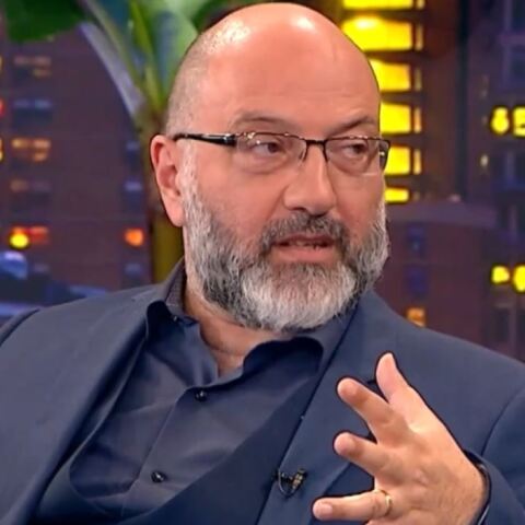 Σάκης Αρναούτογλου