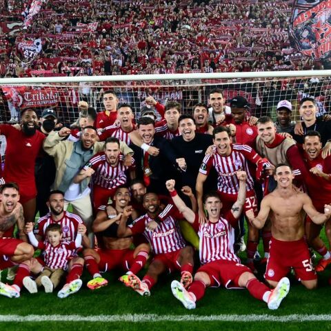 Οι παίκτες του Ολυμπιακού πανηγυρίζουν την πρόκριση επί της Άστον Βίλα