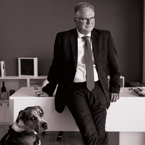 Ο Γιώργος Μουρούτης με τον Έλβις στο γραφείο του εκδότη και υποψήφιου Ευρωβουλευτή της Νέας Δημοκρατίας στο κέντρο της Αθήνας