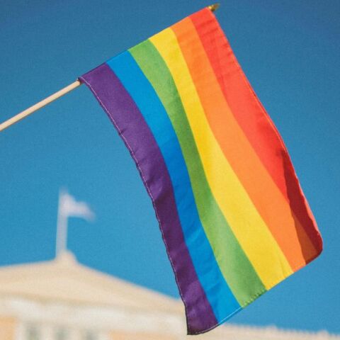 Έκθεση διεθνούς οργανισμού υπέρ των δικαιωμάτων των ΛΟΑΤΚΙ+ διαπιστώνει ανησυχητική αύξηση των περιορισμών στην ελευθερία έκφρασης.