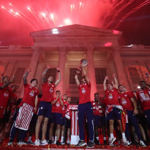 Ολυμπιακός: Υποδοχή ηρώων στον Πειραιά για τους παίκτες