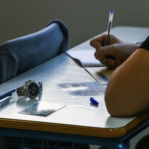 Μαθητής στο θρανίο του την ώρα των Πανελληνίων Εξετάσεων 