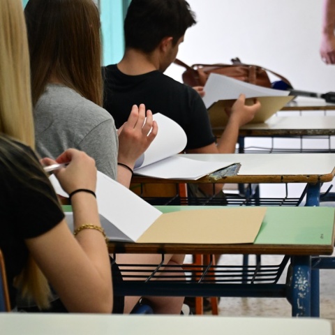 Μαθητές ανοίγουν τα τετράδια απαντήσων για τις Πανελλήνιες 2024