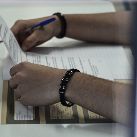 Υποψήφιος των Πανελληνίων Εξετάσεων κρατά στα χέρια του τα θέματα για τα Νέα Ελληνικά στα ΕΠΑΛ