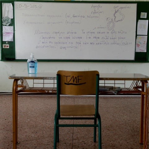 Θρανίο και καρέκλα μπροστά από τον πίνακα σε σχολική αίθουσα