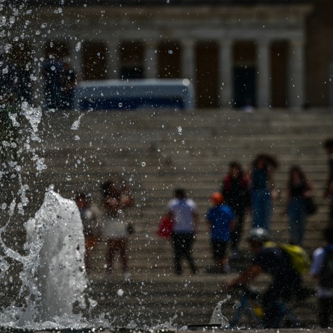 Πολίτες στο Σύνταγμα ενώ επικρατούν υψηλές θερμοκρασίες