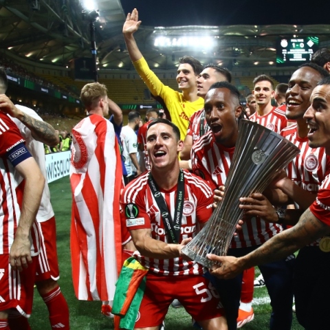 Οι παίκτες του Ολυμπιακού πανηγυρίζουν την κατάκτηση του Conference League