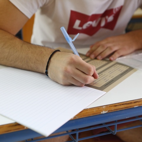 Υποψήφιος των Πανελληνίων γράφει στο τετράδιο απαντήσεων