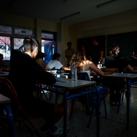 Μαθητές δίνουν εξετάσεις