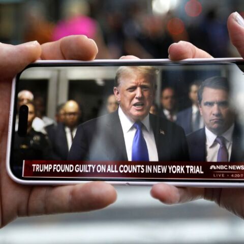 Ντόναλντ Τραμπ: Κρεμλίνο, Όρμπαν και Σαλβίνι έσπευσαν να εκφράσουν την αλληλεγγύη τους στον πρώτο πρώην πρόεδρο των ΗΠΑ που καταδικάζεται.