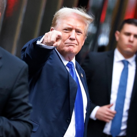 Ο πρώην πρόεδρος των ΗΠΑ, Ντόναλντ Τραμπ, καταδικάστηκε για 34 κατηγορίες