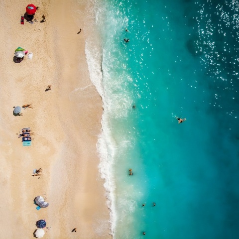 Παραλία με λουόμενους στη Λευκάδα