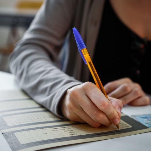 Υποψήφια των Πανελληνίων γράφει τα στοιχεία της στο τετράδιο εργασιών