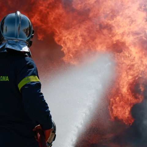 Πυροσβέστης κατά την κατάσβεση φωτιάς