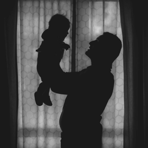 Πατέρας κρατά ψηλά το μωρό του