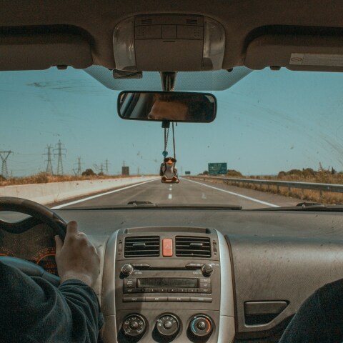 Άτομα σε αυτοκίνητο κατευθύνονται με αυτοκίνητο σε περιοχή του Έβρου