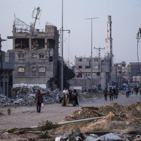 Εικόνα με πολίτες να περπατούν στη βομβαρδισμένη Ράφα
