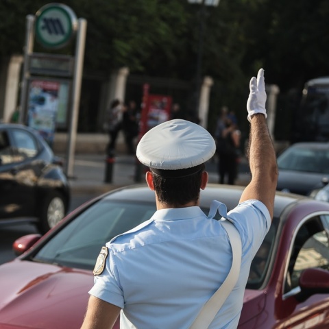 Τροχονόμος ρυθμίζει την κυκλοφορία των οχημάτων στο κέντρο της Αθήνας