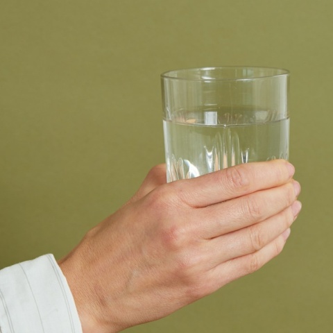 Χέρι που κρατά ποτήρι με νερό