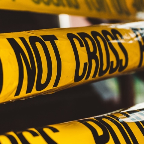 Κορδέλα της αμερικανικής αστυνομίας που γράφει στα αγγλικά «μην πλησιάζετε»