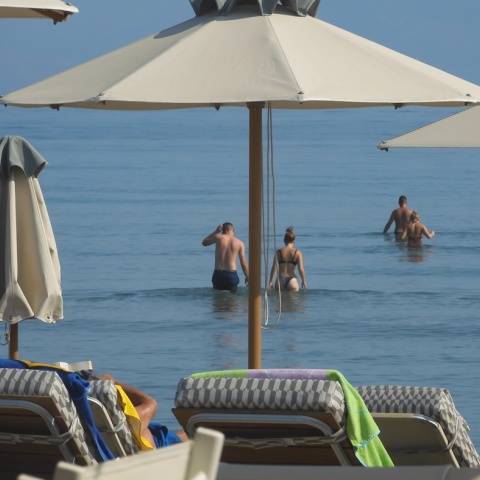 Ξαπλώστρα και ομπρέλα σε παραλία