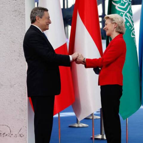 Φον Ντερ Λάιεν ή Μάριο Ντράγκι στο τιμόνι της Ευρώπης;