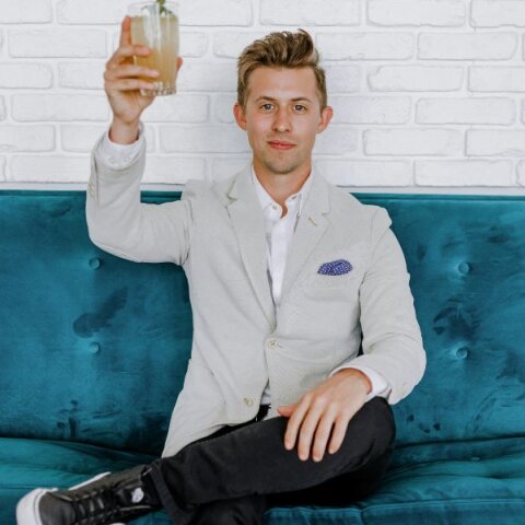 Αναζητείται πλούσιος με μάτια γαλανά 