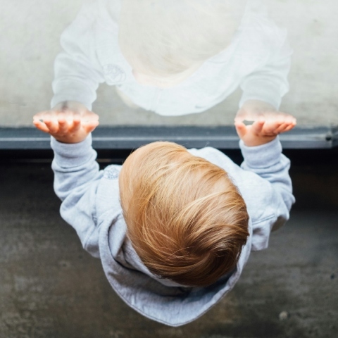 Προσωρινά κρατούμενος ο 21χρονος για την κακοποίησή του 2,5 έτους κοριτσιού - Ελεύθερη με περιοριστικούς όρους η μητέρα