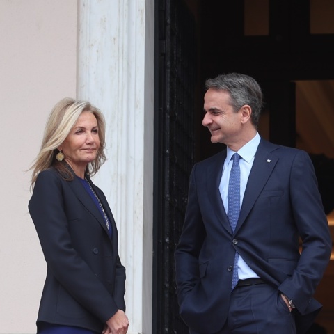Ο Κυριάκος Μητσοτάκης κοιτά τη σύζυγό του, Μαρέβα Γκραμπόφσκι Μητσοτάκη