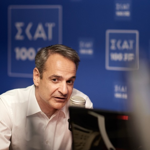 Ο Κυριάκος Μητσοτάκης στον ραδιοθάλαμο του ΣΚΑΪ