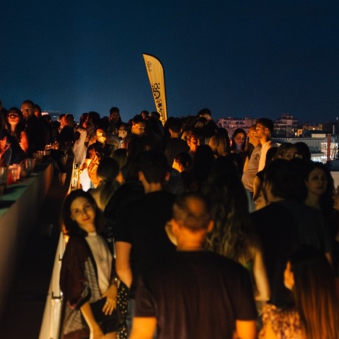 Voice 102.5: Μουσική, ποτό και τέχνη στους ορόφους του ΕΜΣΤ