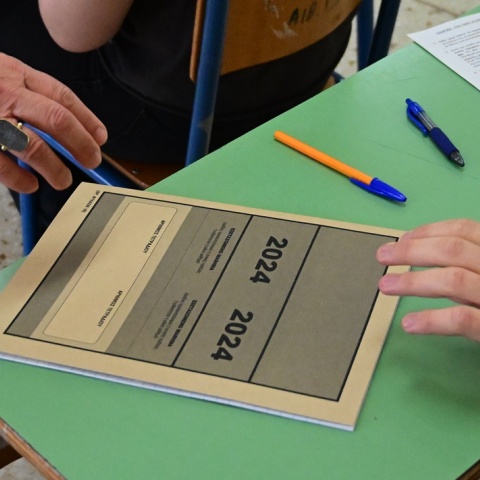 Τετράδιο απαντήσεων των Πανελληνίων 2024 σε θρανίο