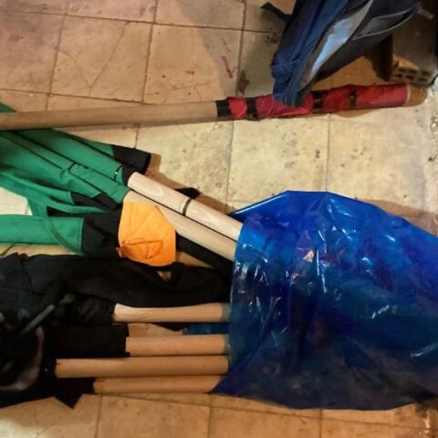 ΕΛΑΣ: Κράνη, κοντάρια και αντιασφυξιογόνες μάσκες βρέθηκαν κατά τις σημερινές επιχειρήσεις στα υπό κατάληψη κτίρια σε Εξάρχεια και Άγιο Παντελεήμονα.