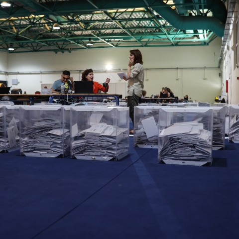 Κάλπες στο κέντρο διαλογής της επιστολικής ψήφου