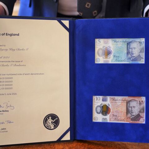 Κυκλοφόρησαν τα νέα βρετανικά χαρτονομίσματα με τον Κάρολο