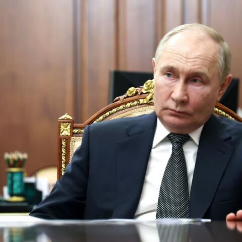 Ρωσία: Το Κρεμλίνο ενισχύει μυστικά την προσωπική ασφάλεια του προέδρου Πούτιν - Άρχισε να φορά αλεξίσφαιρο γιλέκο σε δημόσιες εκδηλώσεις.