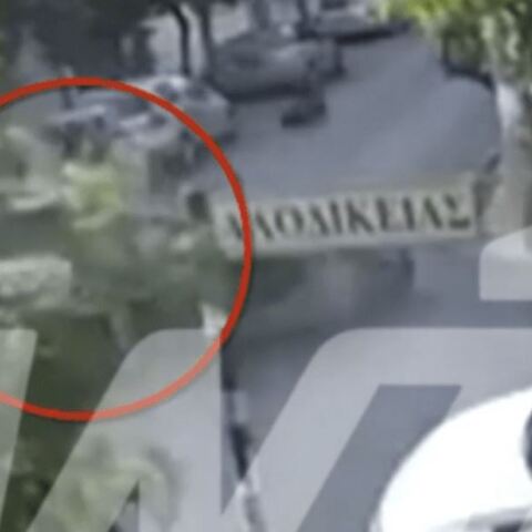 Τροχαίο δυστύχημα στη Νίκαια: Η στιγμή που αυτοκίνητο εμβόλισε μηχανή