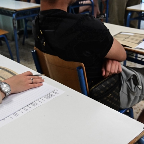 Υποψήφιοι των Πανελληνίων στις θέσεις τους αναμένουν τα θέματα