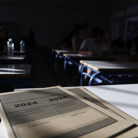 Το τετράδιο απαντήσεων στις Πανελλήνιες 2024 και σε σκοτεινό φόντο οι υποψήφιοι