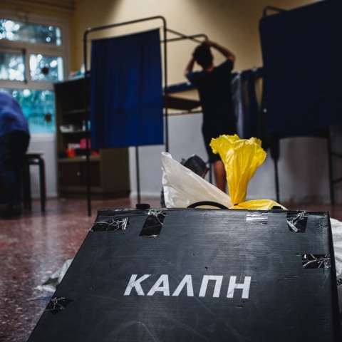 Η κάλπη σε κουτί και το στήσιμο των παραβάν πριν τις Ευρωεκλογές της Κυριακής
