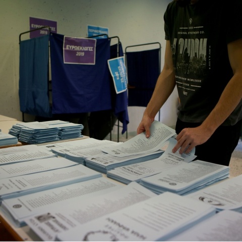 Άτομο συλλέγει ψηφοδέλτια στο εκλογικό τμήμα