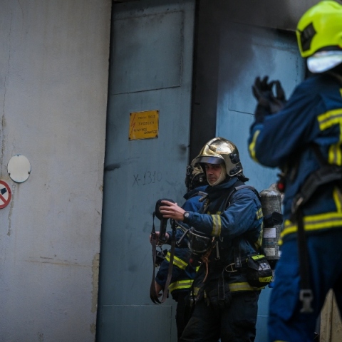 Βοτανικός: Φωτιά σε κτήριο -  Καίγεται αποθήκη