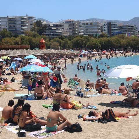 Λουόμενοι επιλέγουν εξόρμηση στη θάλασσα και ηλιοθεραπεία στην ακτή