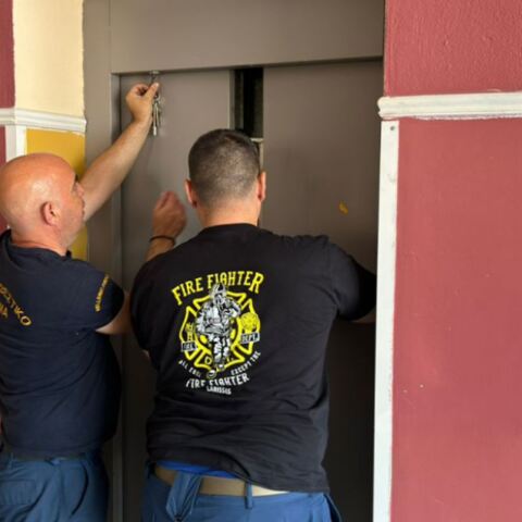 Ευρωεκλογές 2024: Πήγαν να ψηφίσουν και κλείστηκαν στο ασανσέρ