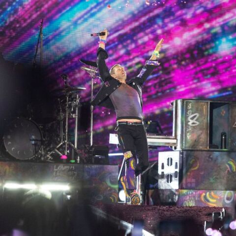 Coldplay: Βίντεο και φωτογραφίες από την εντυπωσιακή συναυλία τους στο κατάμεστο ΟΑΚΑ - Οι διάσημοι που παραβρέθηκαν και οι ευχαριστίες του Κρις Μάρτιν.  