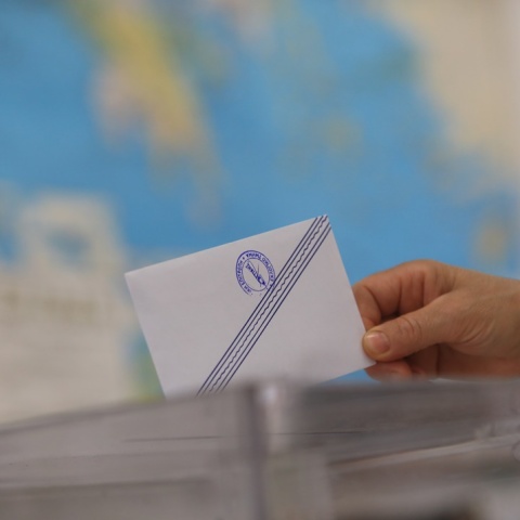 Χέρι ρίχνει ψηφοδέλτιο στην κάλπη