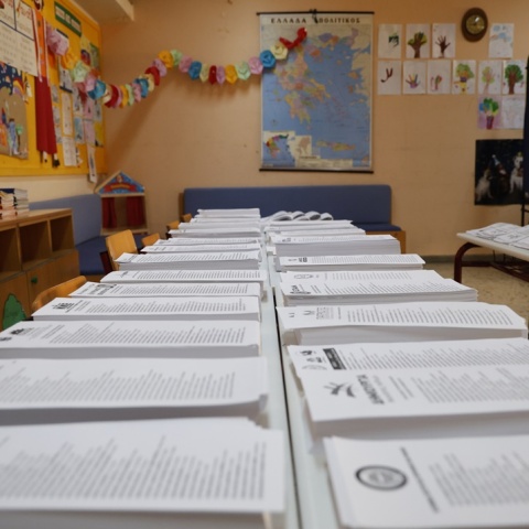 Ψηφοδέλτια πάνω σε θρανίο σε εκλογικό κέντρο